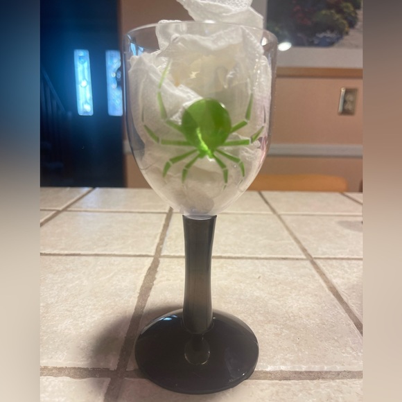 4~Halloween Plastic Cups, 2~Spider W Net,1 bat,1 Pumpkin Style Size 7” Aprox - Picture 7 of 10